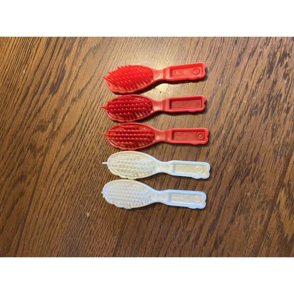 Barbie Shell Brushes Lot Of 5 1990s White Pearl Red Mixed Colors Hair Combs - Picture 5 of 6